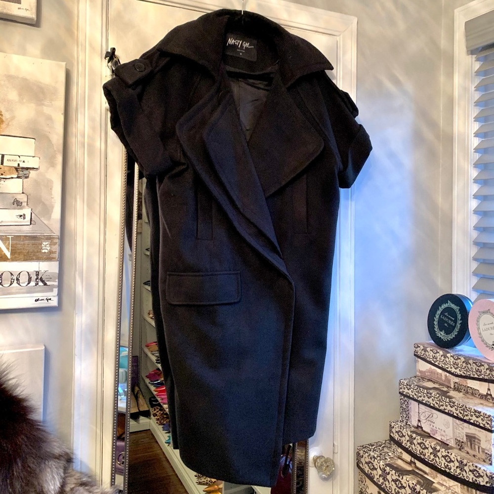 Uniquely stunning black short sleeve winter coat. 🖤🖤